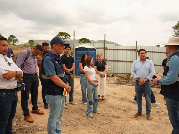 Acompañado de su equipo de trabajo y la primera dama, Paola Rubí, el alcalde Juan Diego Zelaya realizó una visita de supervisión a la obra que se construye.