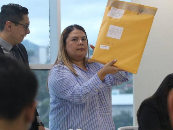 Representantes del CNE participan en el acto de recepción de ofertas para el suministro de kits de conectividad satelital, clave en el proceso electoral de 2026.