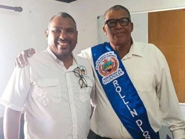 El señor Rollin Dion Kelly Hurlston, candidato del Partido Nacional, recibió la banda municipal el 25 de enero de parte del alcalde saliente, Spurgeon Steven Miller Molina.