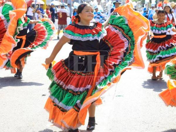 Este domingo 13 de septiembre, cientos de estudiantes de prebásica desfilan por las principales calles de San Pedro Sula, con la finalidad de celebrar los 205 años de independencia patria. A continuación las imágenes del colorido ambiente que se vive.