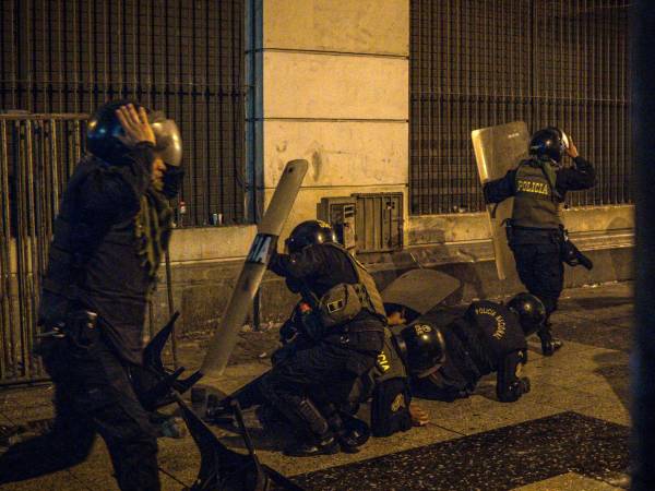 Integrantes de la Policía de Perú se enfrentaron a manifestantes en Lima. Hay al menos 15 agentes heridos.