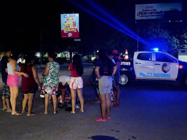 El cuerpo del joven y el perro quedaron tendidos en la calle.