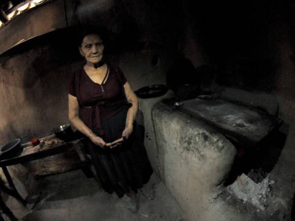 Doña María mostró que en su cocina hay muy poco para comer. Solo tenía un poco de maíz recién cocido, que debe racionar.