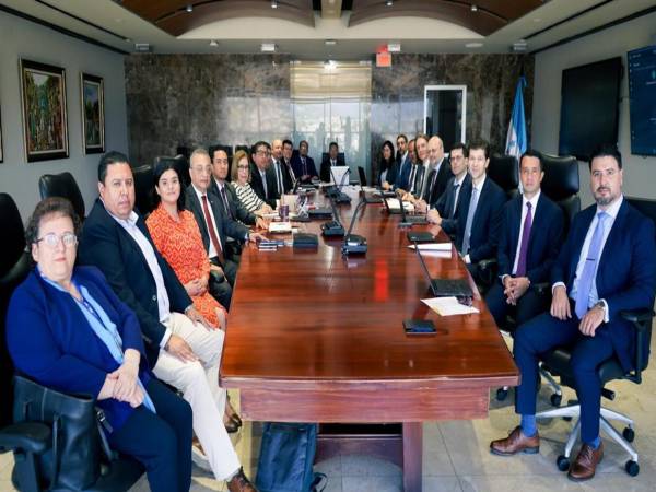 Miembros del Gabinete Económico se reunieron con los integrantes de la comitiva del FMI que tendrá encuentros con otros sectores.