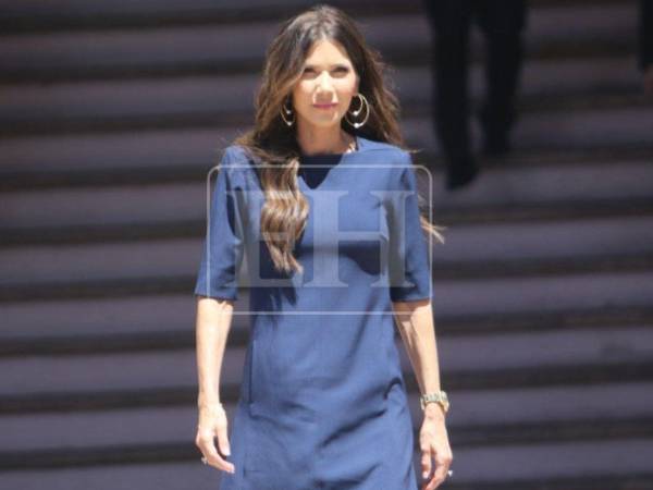 Kristi Noem, política estadounidense y exgobernadora de Dakota del Sur, realizó una visita oficial a Honduras, donde se reunió con el presidente Nasry Asfura Zablah para discutir asuntos vinculados al narcotráfico, la migración e inversión extranjera.