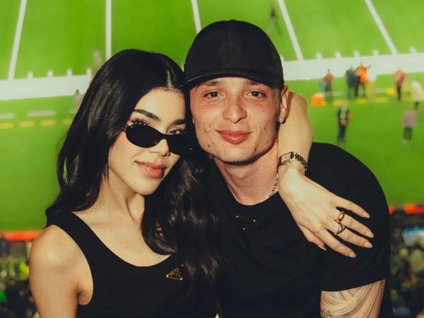 La relación entre Kenia Os y Peso Pluma continúa bajo el escrutinio público. La cantante fue abordada por reporteros en el aeropuerto de la Ciudad de México, donde se le preguntó por el rumbo de su noviazgo.