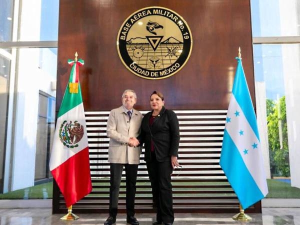 En su llegada a México, la presidenta Castro fue recibida por canciller mexicano Juan Ramón de la Fuente.