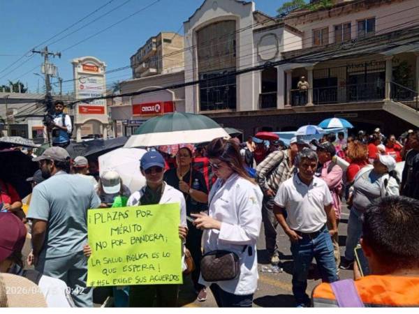 Los médicos se han mantenido en acciones de protesta en demanda que cancelen los salarios atrasados a los médicos interinos y por contrato.