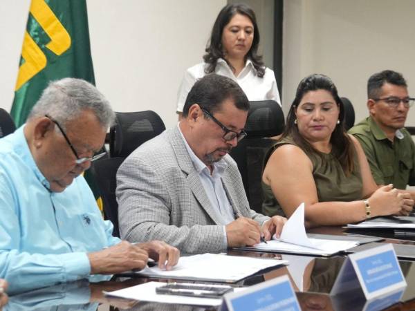 El ministro de la Secretaría de Agricultura y Ganadería (SAG) Moises Molina y representantes de las mancomunidades firmaron el convenio de cooperación.