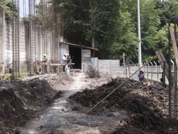 En San Nicolás, Santa Bárbara, están construyendo graderías en el estadio municipal, aunque los fondos se gestionaron y liberaron en 2024.