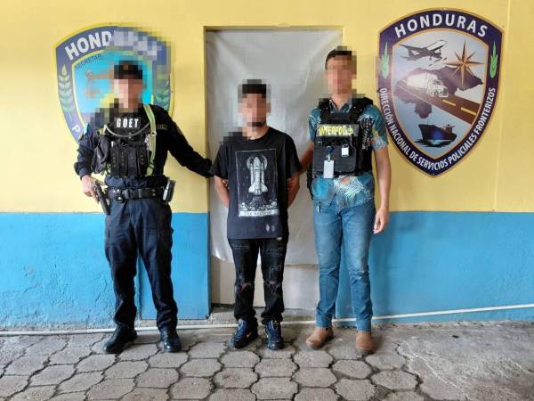 Agentes de la Dirección Policial de Investigaciones (DPI), asignados a Interpol Honduras, capturaron al hombre deportado de Estados Unidos acusado de asesinar a su compañera de hogar en Intibucá.