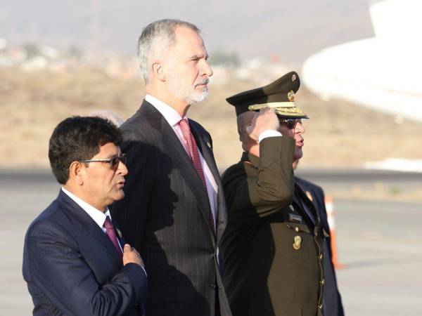 El rey ha sido recibido con honores por el secretario general de la cancillería peruana, Eric Anderson, y el ministro de Cultura español Ernest Urtasun.