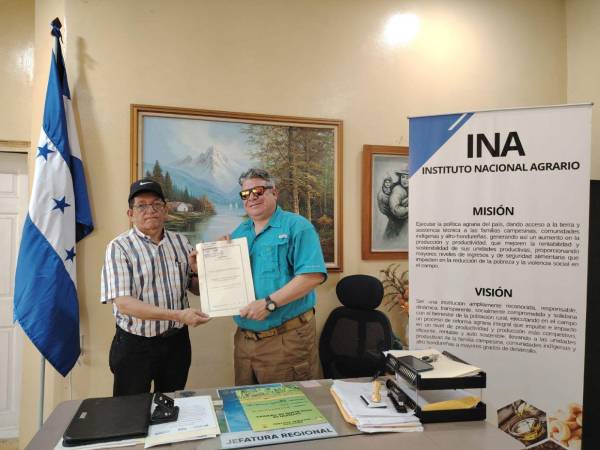 El jefe regional del Instituto Nacional Agrario en la zona sur del país, Carlos Ramón Laucel Aguilera, entregó los títulos definitivos de propiedad a los campesinos de los departamentos de Choluteca y Valle.