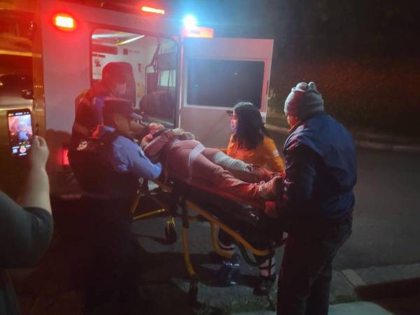 La mujer al caer desde el tercer piso se fracturó el pie izquierdo, siendo trasladada por una ambulancia hacia el Hospital Escuela.