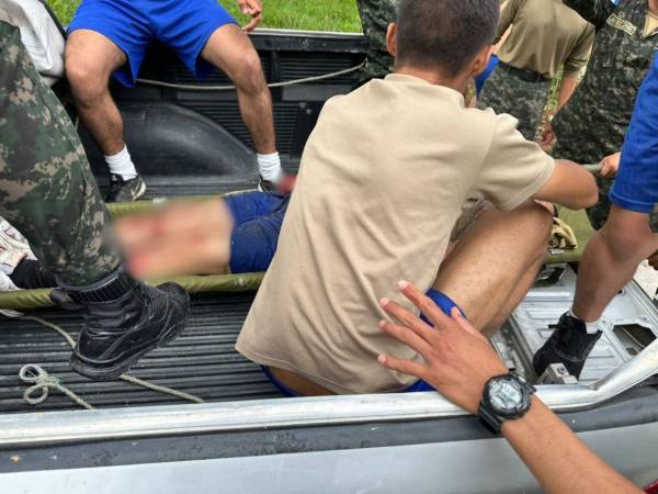 Momento en que los miembros de la unidad militar eran trasladados hasta el Hospital Militar para atender sus heridas.