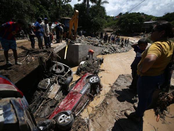 Las corrientes embravecidas inundaron calles y viviendas, dejando a su paso daños materiales incalculables y familias enteras que hoy claman por ayuda solidaria.