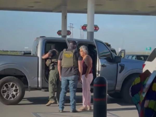 El hecho ocurrió un día después de que autoridades federales informaran que ICE había ordenado suspender la mayoría de las detenciones durante revisiones vehiculares en el país.
