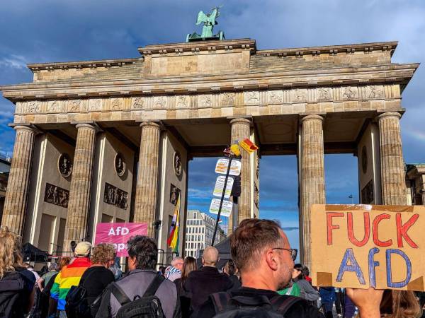 Miles de personas protestaron en Berlín contra el avance electoral de la ultraderecha en Alemania.
