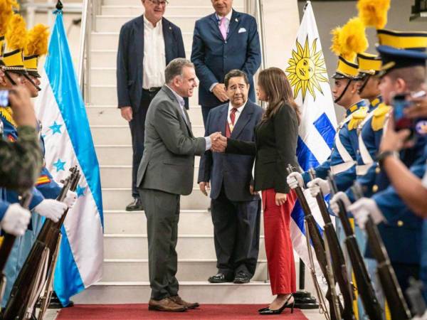 Los encargados se dar la bienvenida a los presidentes de los países amigos son la ministra de Defensa, Rixi Moncada; el expresidente José Manuel Zelaya y Héctor Zelaya, secretario privado.