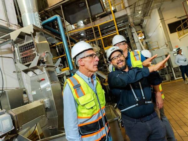 El presidente de la República, Nasry Asfura recorrió las instalaciones de Cargill donde conoció el funcionamiento de la planta procesadora de alimentos ubicada en Búfato, Villanueva, Cortés.
