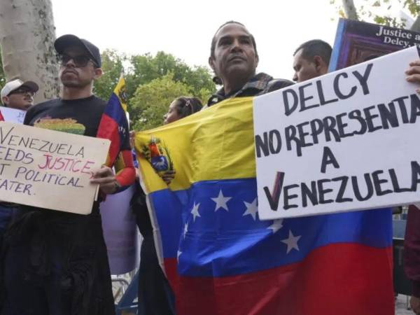 <b>PROTESTAS.</b> Decenas de venezolanos protestan por la presencia de la presidenta interina de su país, Delcy Rodríguez, en la 81.ª Asamblea General de la ONU en Nueva York (EE. UU.), donde cumplió una apretada agenda de encuentros bilaterales, entre ellos uno con el presidente Donald Trump.