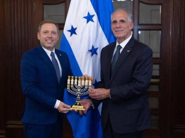 El presidente recibió como símbolo de amistad una menorá, tradicional candelabro de siete brazos del judaísmo, que representa la luz y la sabiduría.