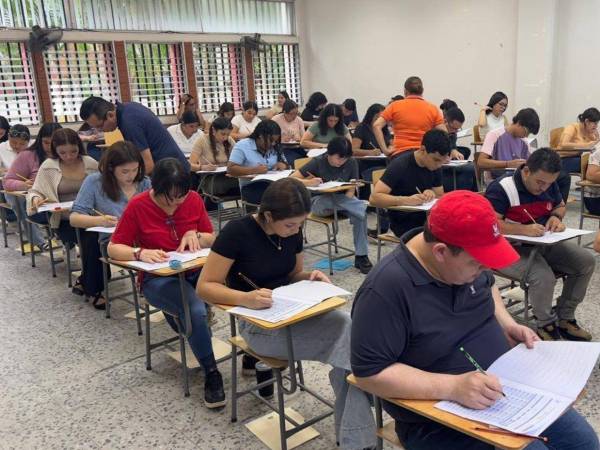 Más de 2,000 aspirantes llegaron a la universidad UPNFM para realizar el examen de admisión este domingo a nivel nacional.