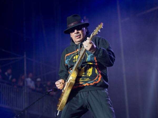 El legendario guitarrista Carlos Santana ha tenido que salir públicamente a desmentir una explosiva y falsa declaración que lo hacía criticar la elección de Bad Bunny para el espectáculo de medio tiempo del Super Bowl.