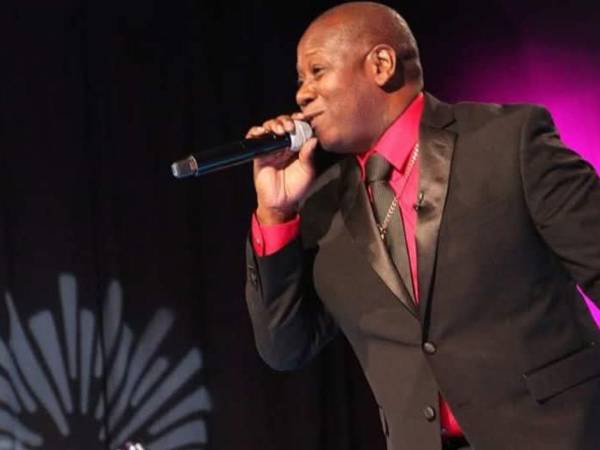 El cantautor Aurelio Martínez Suazo durante un concierto en Honduras como parte de su gira 2023-2024 con su banda Aurelio y Los Bravos del Caribe.