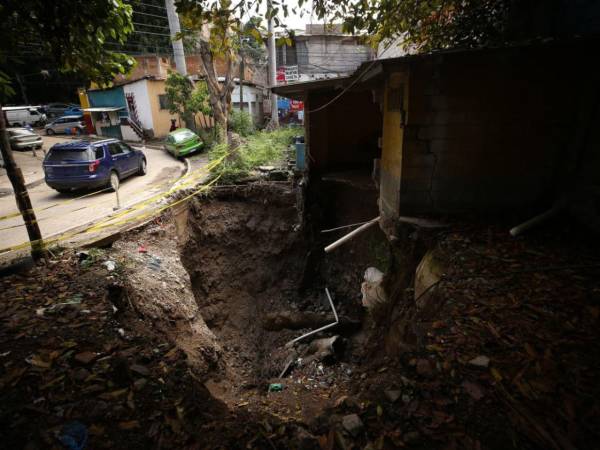 En zozobra permanecen los vecinos de la colonia Centroamérica Oeste de la capital, por un enorme y peligroso socavón que sigue creciendo en una de las calles de este sector.