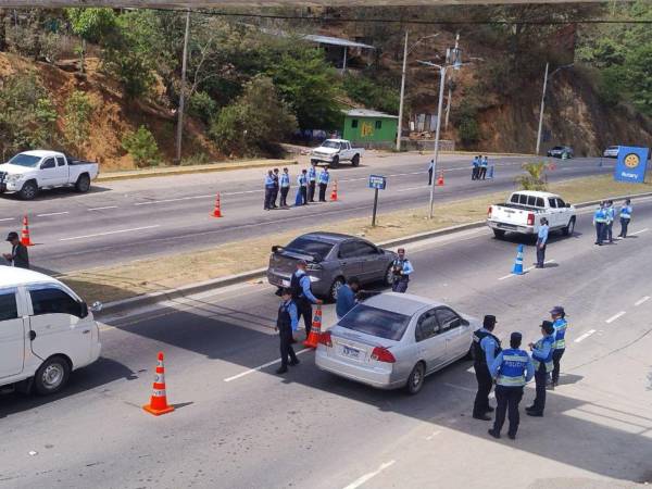 Miles de personas se han movilizado a los principales centros turísticos del país para disfrutar de este feriado de Semana Santa y las autoridades brindan seguridad en las playas.