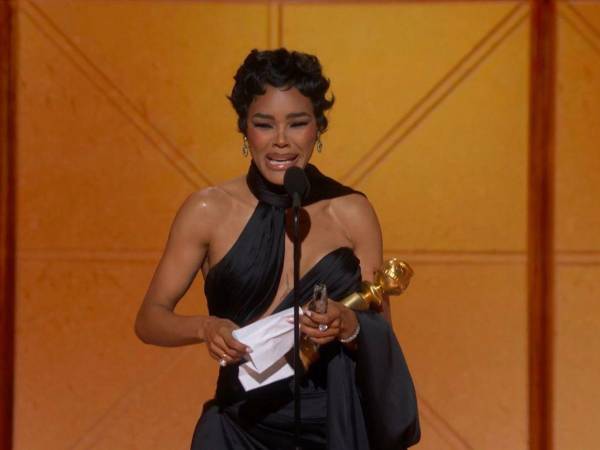 Envuelta en lágrimas, la famosa actriz brindó su discurso de ganadora.