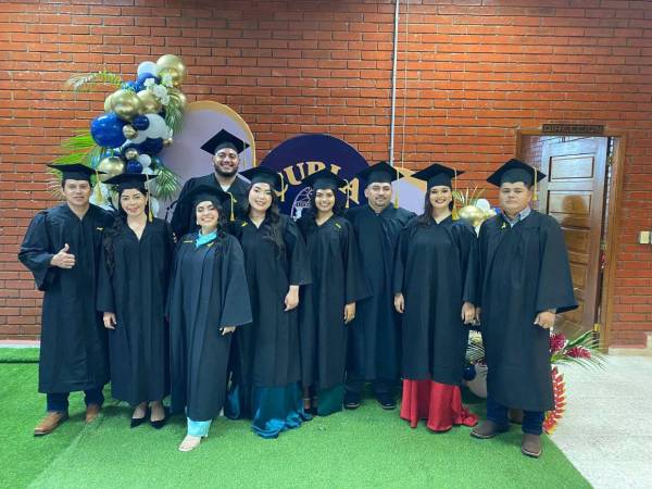 El rector Odir Fernández dijo: Hoy podemos afirmar que hay días que se incorporan a la memoria para siempre. Hoy 78 estudiantes se gradúan de nuestra máxima casa de estudios.