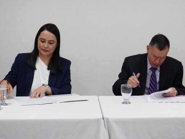 La representante de JCI Tegucigalpa, Cindy Arely Valladares y el comisionado presidente del IAIP, Hermes Omar Moncada, firmaron el memorando de entendimiento para impulsar la transparencia.