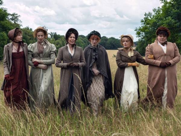 El pasado 29 de julio Netflix anunció la adaptación en formato miniserie del clásico de Jane Austen Orgullo y prejuicio. Sabemos que anhelabas este momento. 'Orgullo y prejuicio' ya se encuentra en producción, publicaba la compañía de streaming junto a una imagen de la señora Bennet con sus cinco hijas... Y las alarmas ¡saltaron!