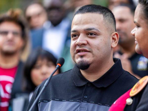 Una jueza federal detuvo la deportación a Uganda del salvadoreño Kilmar Abrego García.