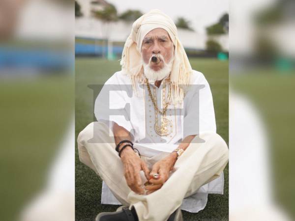 Minutos antes del partido, el creador de contenido se sentó en medio de la grama del estadio y se fumó un puro.