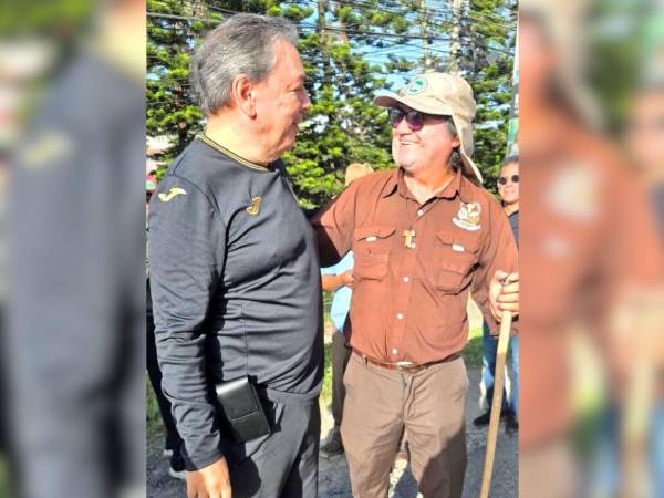 El padre Serrano lo recibió con mucha alegría.