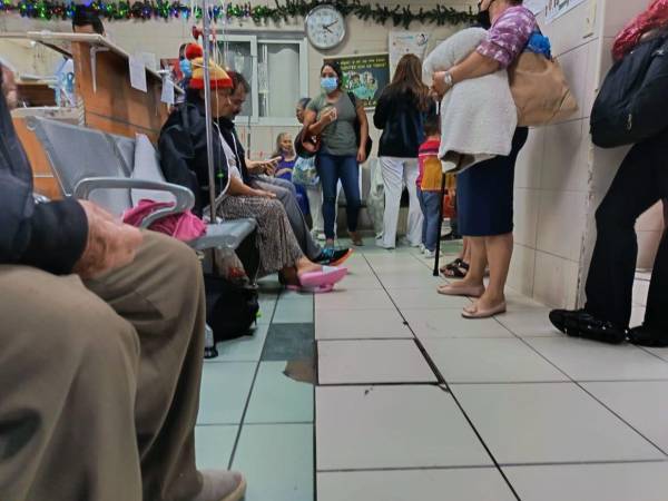 Los pacientes tienen que recibir su tratamiento sentados y muchos se quedan en las sillas durmiendo por la falta de espacio y camillas en la sala de emergecia del Instituto Hondureño de Seguridad Social.