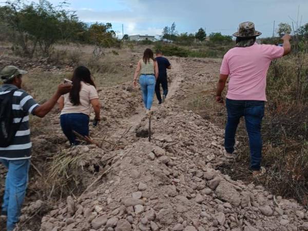 Tras años sin agua potable, habitantes del Valle de Ilamapa construyen un proyecto con fondos propios y solicitan maquinaria al gobierno para avanzar con la zanjería en partes rocosas.