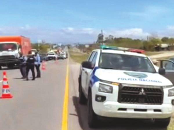 Elementos de la Policía Nacional de Honduras llegaron al lugar de accidente de tránsito.