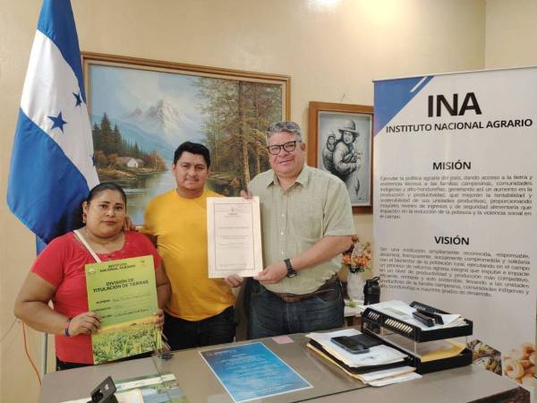 El jefe regional del Instituto Nacional Agrario (INA), Carlos Ramón Loucel Aguilera, entregó los títulos de propiedad a las familias beneficiadas en el departamento de Choluteca.