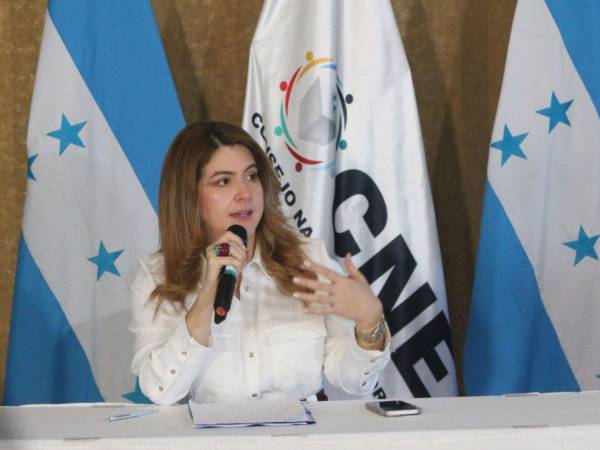 La consejera del CNE, Cossette Flores, aseguró que ella no ha emitido su voto sobre la impresión de las papeletas.