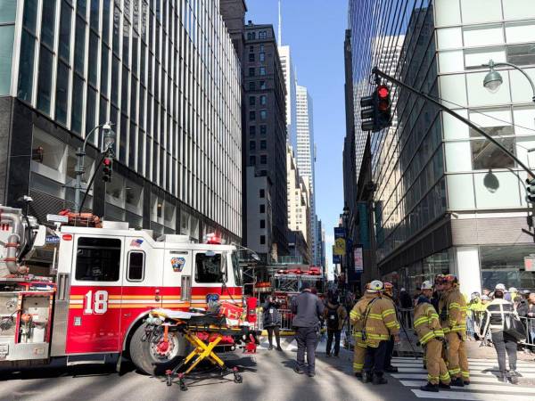 El edificio se encuentra en 6 East 43 Street, a una calle de la estación Grand Central, el mirador One Vanderbilt, Bryant Park y la Quinta Avenida, por donde este mediodía marchaban miles de personas durante el desfile de San Patricio.