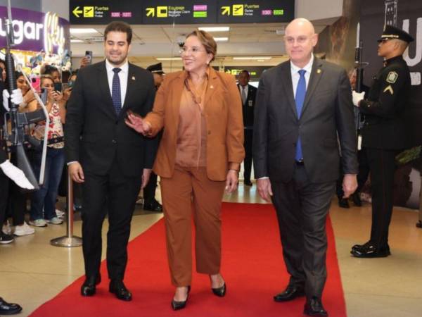 La presidenta de Honduras, Xiomara Castro, llegó a Panamá para participar en los 60 años del Parlatino.