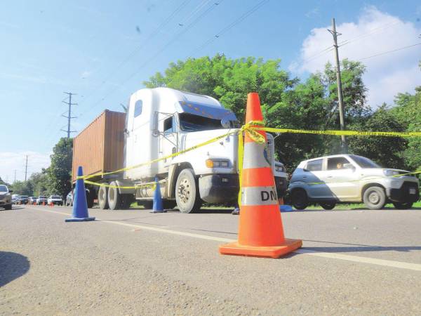 José Armando Flores Galindo murió atropellado en la calle por una rastra.