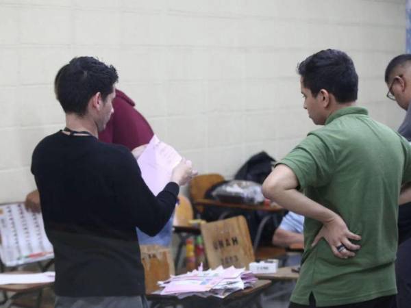Miembros de las mesas receptoras de votos durante las pasadas elecciones generales en San Pedro Sula.