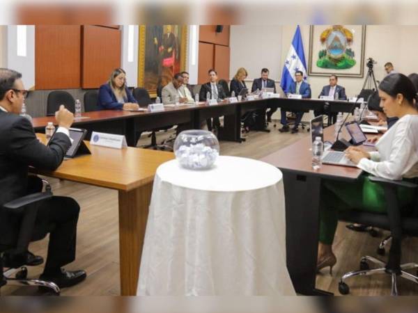 Comisión especial del Congreso ya evalúo a 24 aspirantes al CNE mientras candidatos al TJE se someten a pruebas toxicológicas en la DNII.