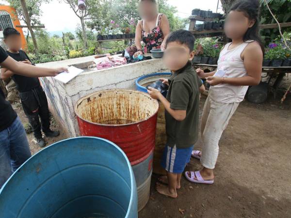 Mariela y su familia deben almacenar el agua que consiguen para enfrentar los períodos sin suministro en la colonia José Trinidad Cabañas. Cada recipiente forma parte de la reserva para las necesidades del hogar.