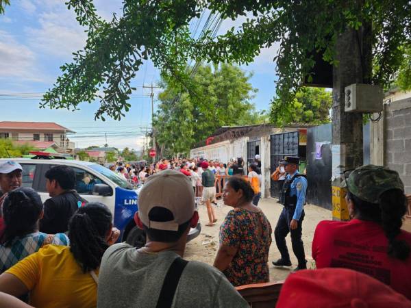 Cientos de personas hacían fila a las afueras de la escuela Soledad Fernández del barrio Barandillas en San Pedro Sula para recibir el bono climático. Muchos estaban desde el fin de semana.